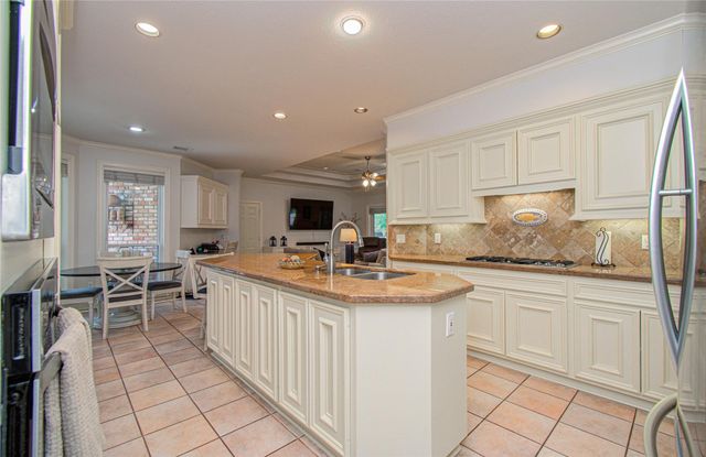 2 English Glade Court 2, The Woodlands, TX 77381
