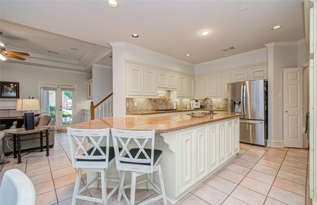 2 English Glade Court 2, The Woodlands, TX 77381