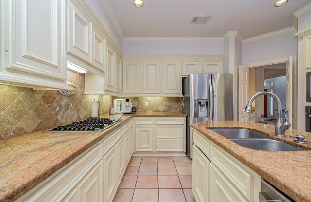 2 English Glade Court 2, The Woodlands, TX 77381