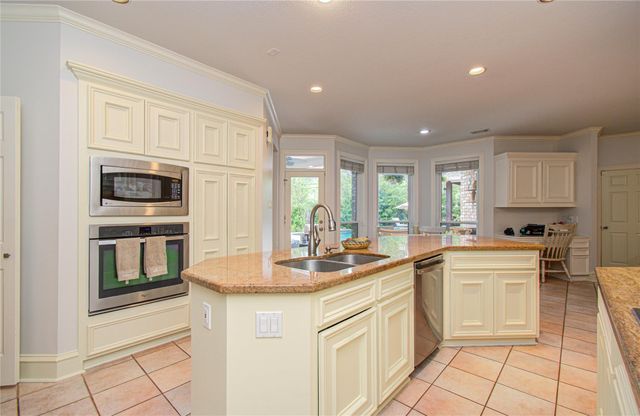 2 English Glade Court 2, The Woodlands, TX 77381