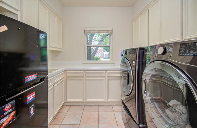 2 English Glade Court 2, The Woodlands, TX 77381