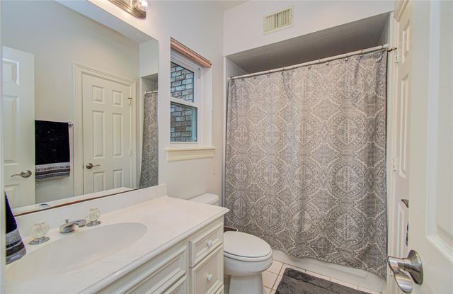 2 English Glade Court 2, The Woodlands, TX 77381
