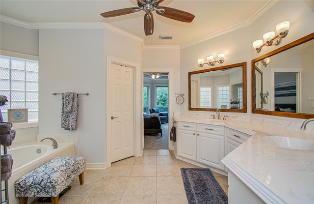2 English Glade Court 2, The Woodlands, TX 77381