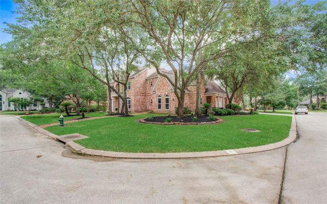 2 English Glade Court 2, The Woodlands, TX 77381