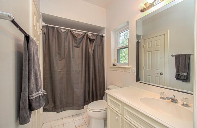 2 English Glade Court 2, The Woodlands, TX 77381
