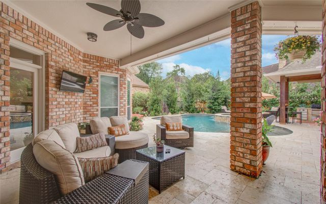 2 English Glade Court 2, The Woodlands, TX 77381