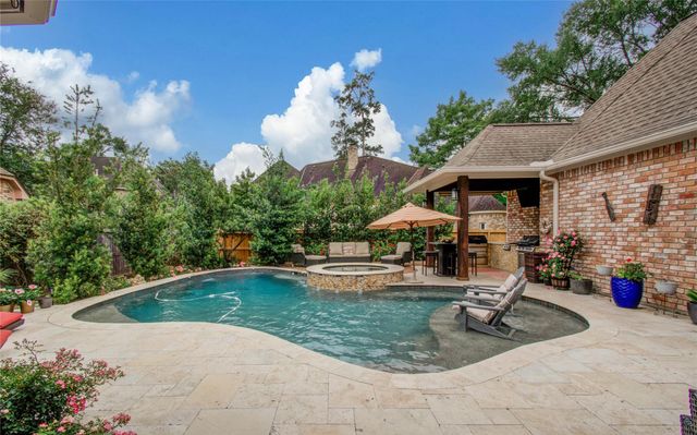 2 English Glade Court 2, The Woodlands, TX 77381