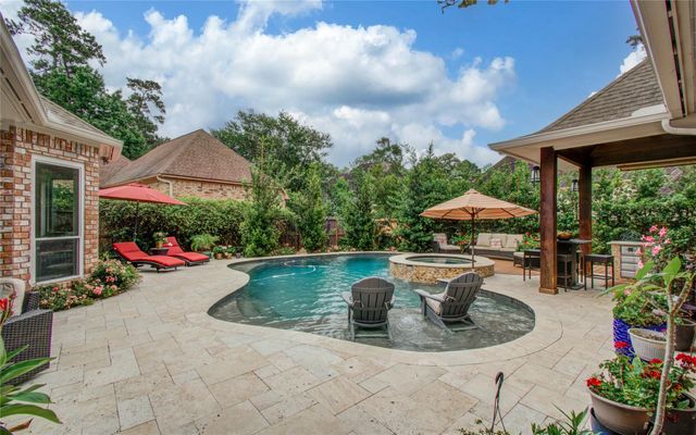 2 English Glade Court 2, The Woodlands, TX 77381