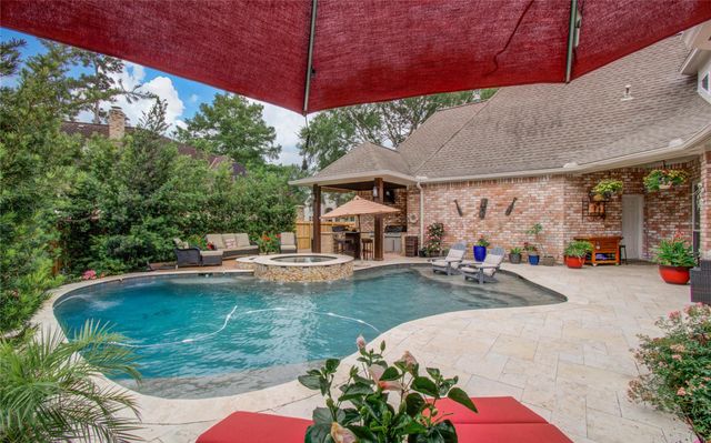 2 English Glade Court 2, The Woodlands, TX 77381