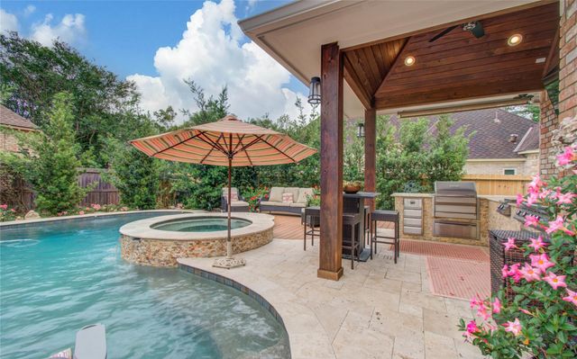 2 English Glade Court 2, The Woodlands, TX 77381