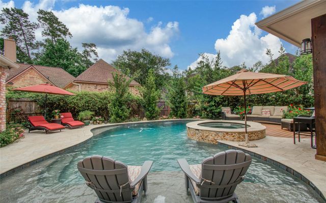 2 English Glade Court 2, The Woodlands, TX 77381