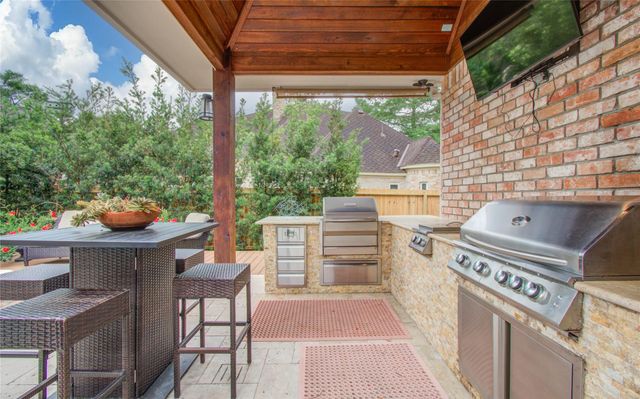 2 English Glade Court 2, The Woodlands, TX 77381
