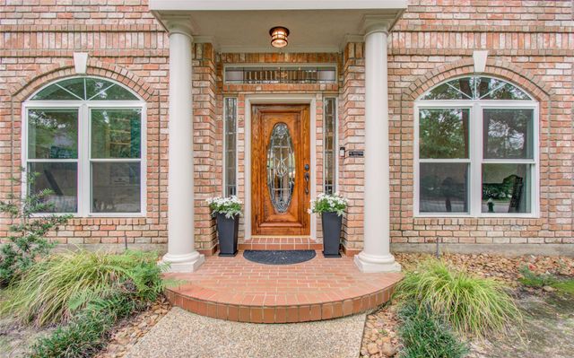 2 English Glade Court 2, The Woodlands, TX 77381