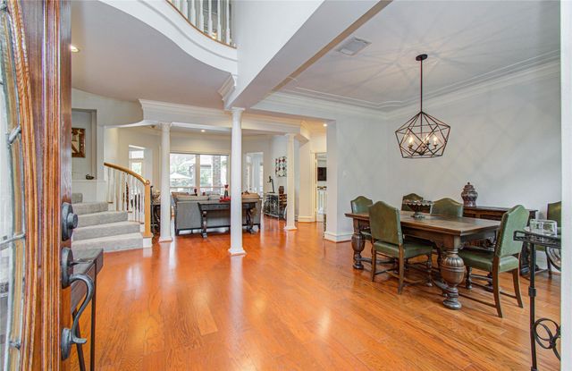 2 English Glade Court 2, The Woodlands, TX 77381