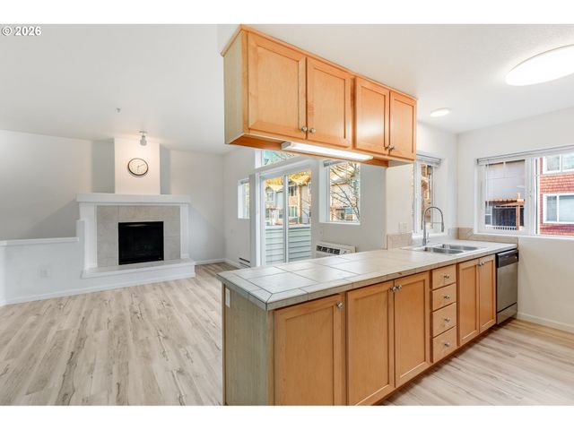 10857 Sw CANTERBURY Ln 202, Tigard, OR 97224