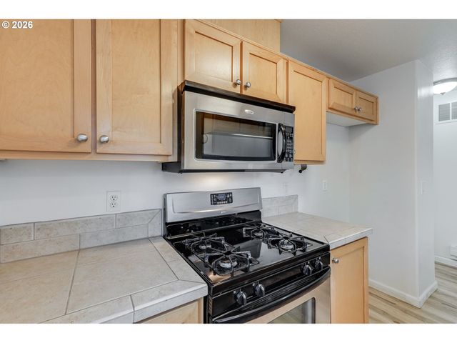 10857 Sw CANTERBURY Ln 202, Tigard, OR 97224