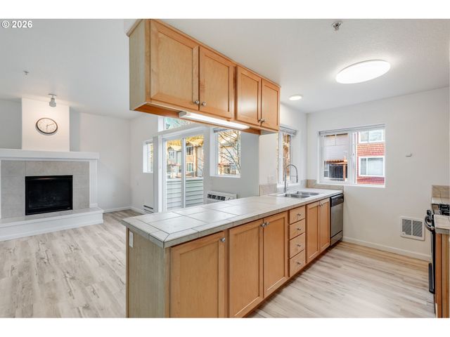 10857 Sw CANTERBURY Ln 202, Tigard, OR 97224