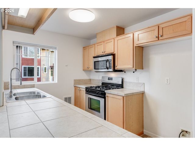 10857 Sw CANTERBURY Ln 202, Tigard, OR 97224