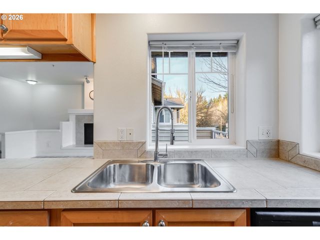 10857 Sw CANTERBURY Ln 202, Tigard, OR 97224