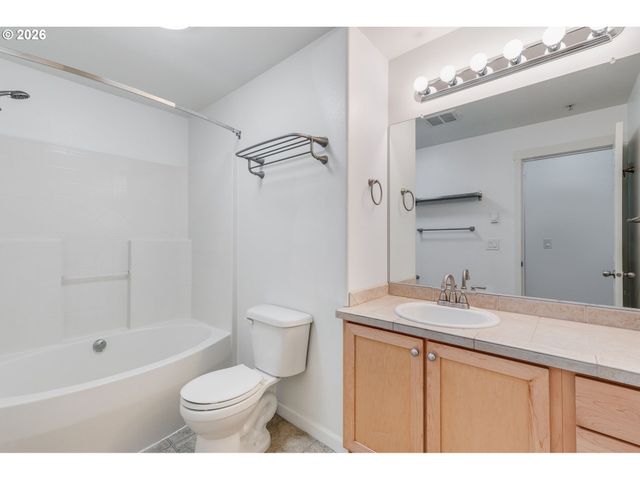 10857 Sw CANTERBURY Ln 202, Tigard, OR 97224