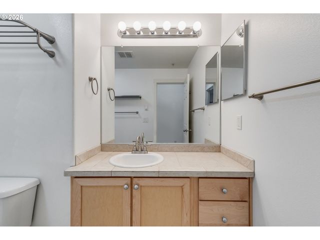 10857 Sw CANTERBURY Ln 202, Tigard, OR 97224