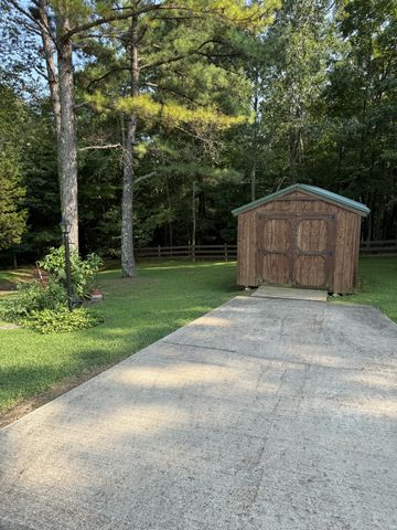 565 Mt Zion Rd, Mc Ewen, TN 37101