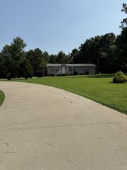 565 Mt Zion Rd, Mc Ewen, TN 37101