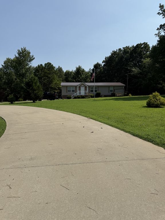 565 Mt Zion Rd, Mc Ewen, TN 37101