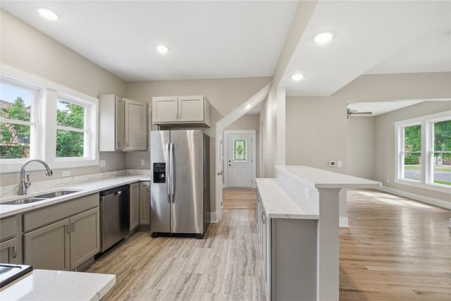 414 E Robinson Street, Knoxville, IA 50138