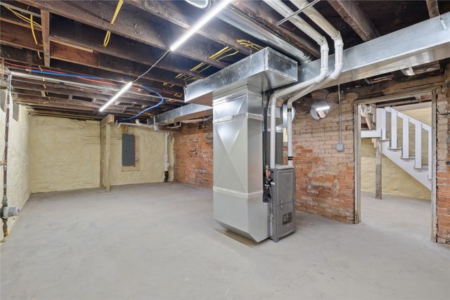 414 E Robinson Street, Knoxville, IA 50138