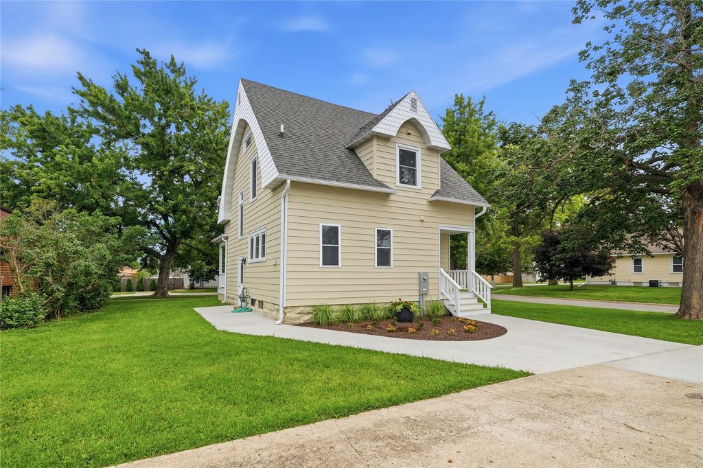 414 E Robinson Street, Knoxville, IA 50138