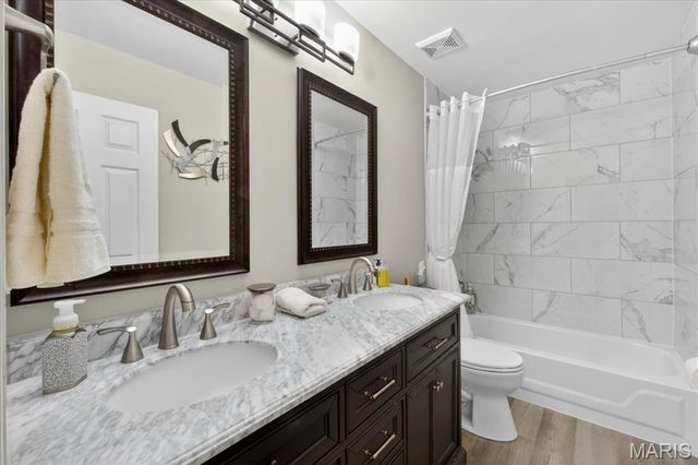 1342 Oak Borough Drive, Ballwin, MO 63021