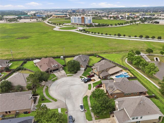 201 Bailey Brook Lane, Dickinson, TX 77539
