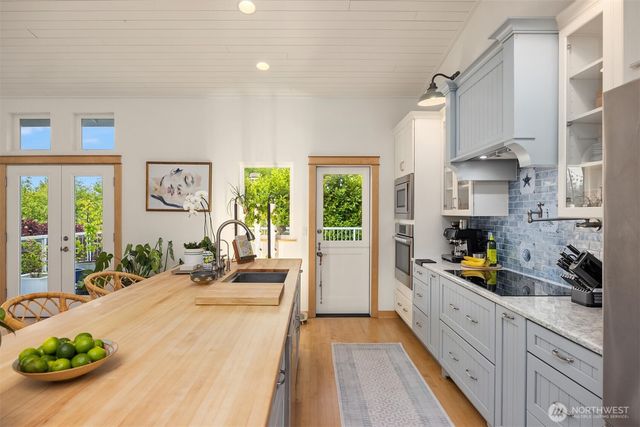 10555 NE Morning Lane, Bainbridge Island, WA 98110