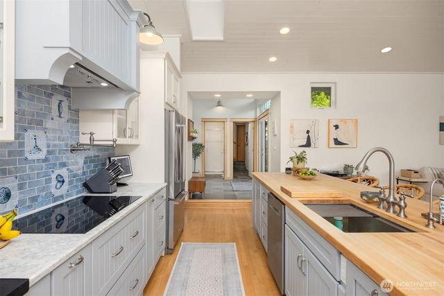 10555 NE Morning Lane, Bainbridge Island, WA 98110