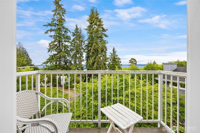 10555 NE Morning Lane, Bainbridge Island, WA 98110