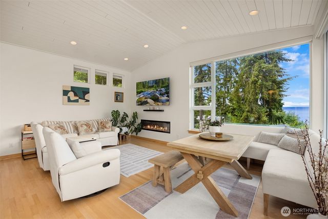 10555 NE Morning Lane, Bainbridge Island, WA 98110