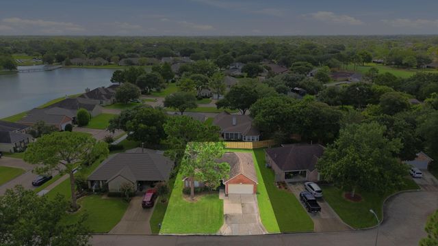 707 Laurel Grove Lane, Pearland, TX 77584