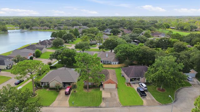 707 Laurel Grove Lane, Pearland, TX 77584