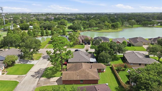 707 Laurel Grove Lane, Pearland, TX 77584