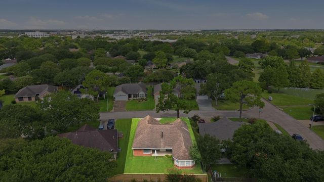 707 Laurel Grove Lane, Pearland, TX 77584