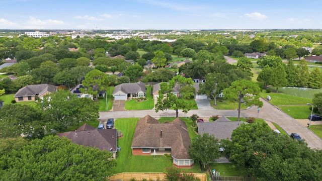707 Laurel Grove Lane, Pearland, TX 77584