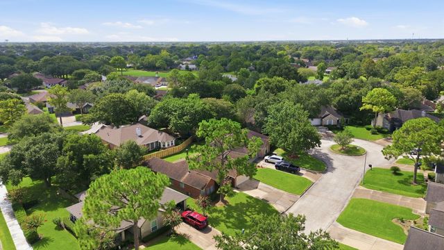 707 Laurel Grove Lane, Pearland, TX 77584
