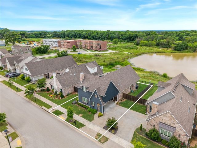 247 N Powderhorn Drive, Fayetteville, AR 72704