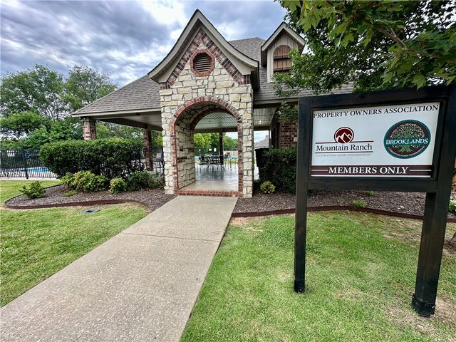 247 N Powderhorn Drive, Fayetteville, AR 72704