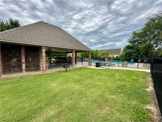 247 N Powderhorn Drive, Fayetteville, AR 72704