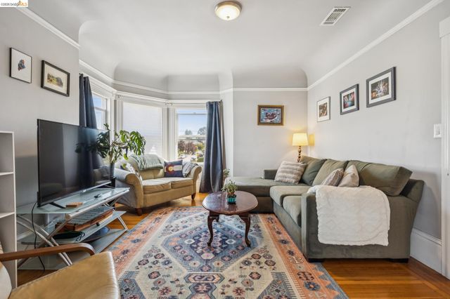 5401 Genoa, Oakland, CA 94611