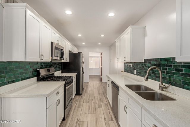 2808 W LAWRENCE Road, Phoenix, AZ 85017