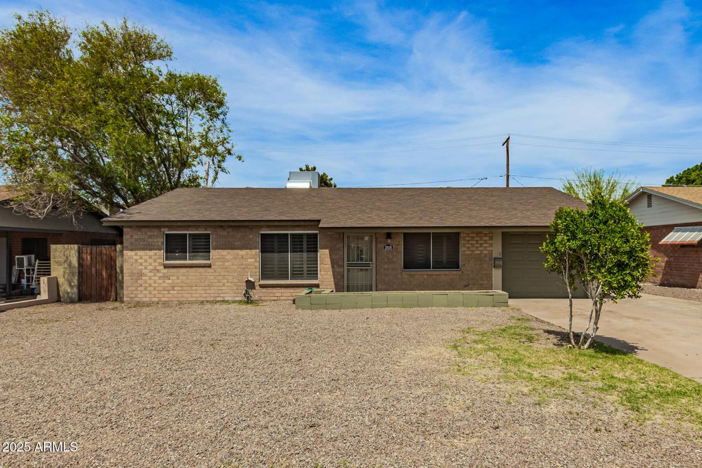 2808 W LAWRENCE Road, Phoenix, AZ 85017