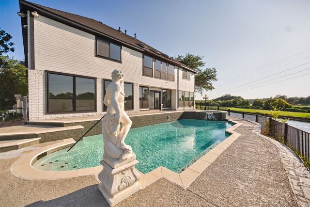 3007 Waterway Court, Arlington, TX 76012